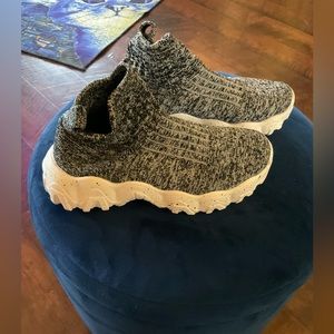 NWOT Heathered gray Sock Sneakers 36 white speckled with black soles